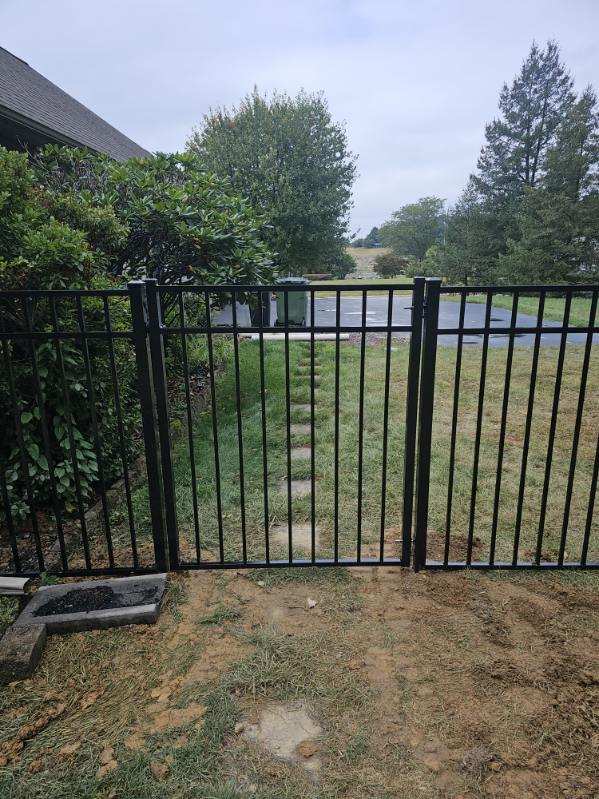 aluminum fence gates to a yard