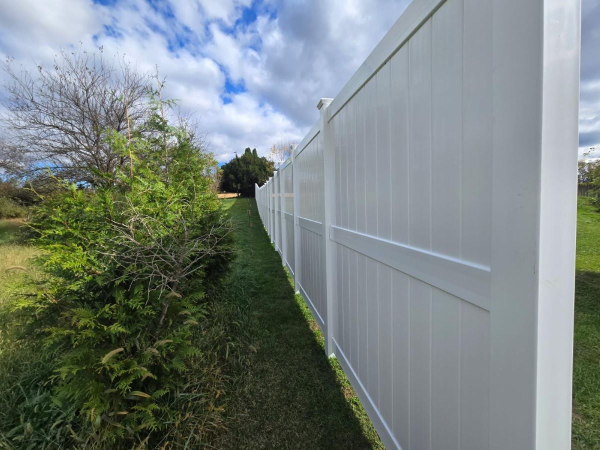 white vinyl fence